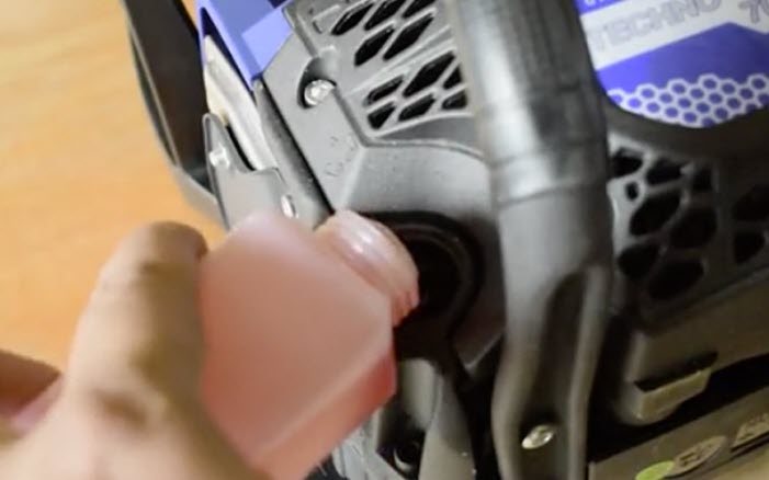 سوخت و روغن مناسب اره زنجیری و علف زن بنزینی 4 سوخت و روغن مناسب اره زنجیری و علف زن بنزینی 3